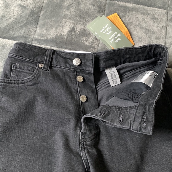 H&M | Cutoff High Waist Short | 2 - Picture 3 of 5